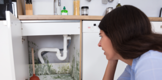 Here are 8 reasons to use property management software for maintenance requests to improve communication between landlords and tenants.