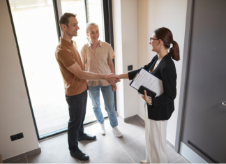 Should I Pay Realtor for Lease Renewal? Realtor lease renewal payments is a topic that comes up often with landlords, and is the question this week for Hank Rossi, Landlord Hank