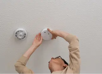 Smoke Detector Still Bips After Battery Replacement; Who Fixes It? Smoke detectors and maintenance of them is often a headache for tenants and landlords so if it bips with new battery who is responsible?